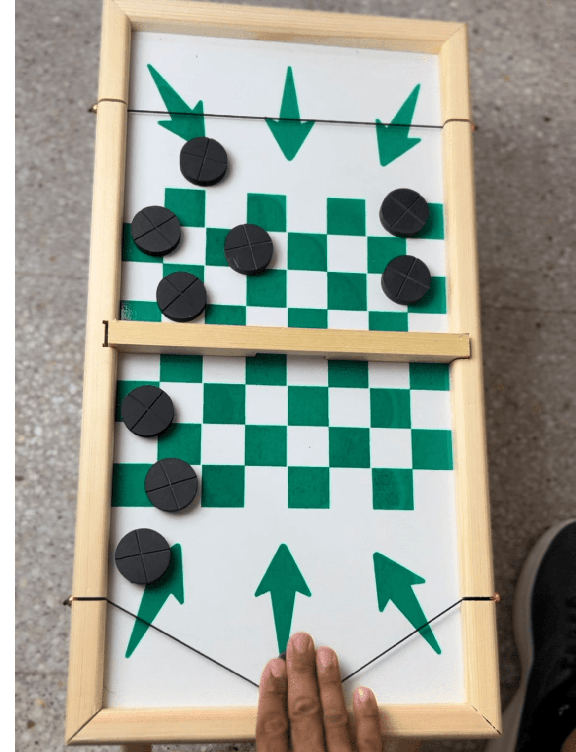 طاولة محمولة قابلة للطي تضم لعبتي sling puck و الدامة طاولة محمولة قابلة للطي تضم لعبتي sling puck و الدامة