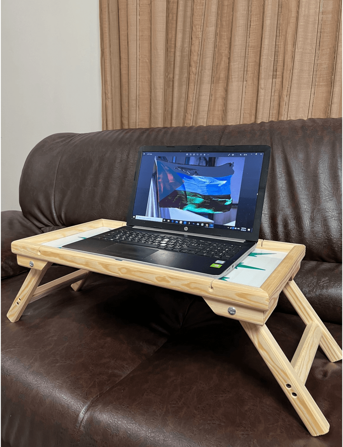 طاولة محمولة قابلة للطي تضم لعبتي sling puck و الدامة طاولة محمولة قابلة للطي تضم لعبتي sling puck و الدامة