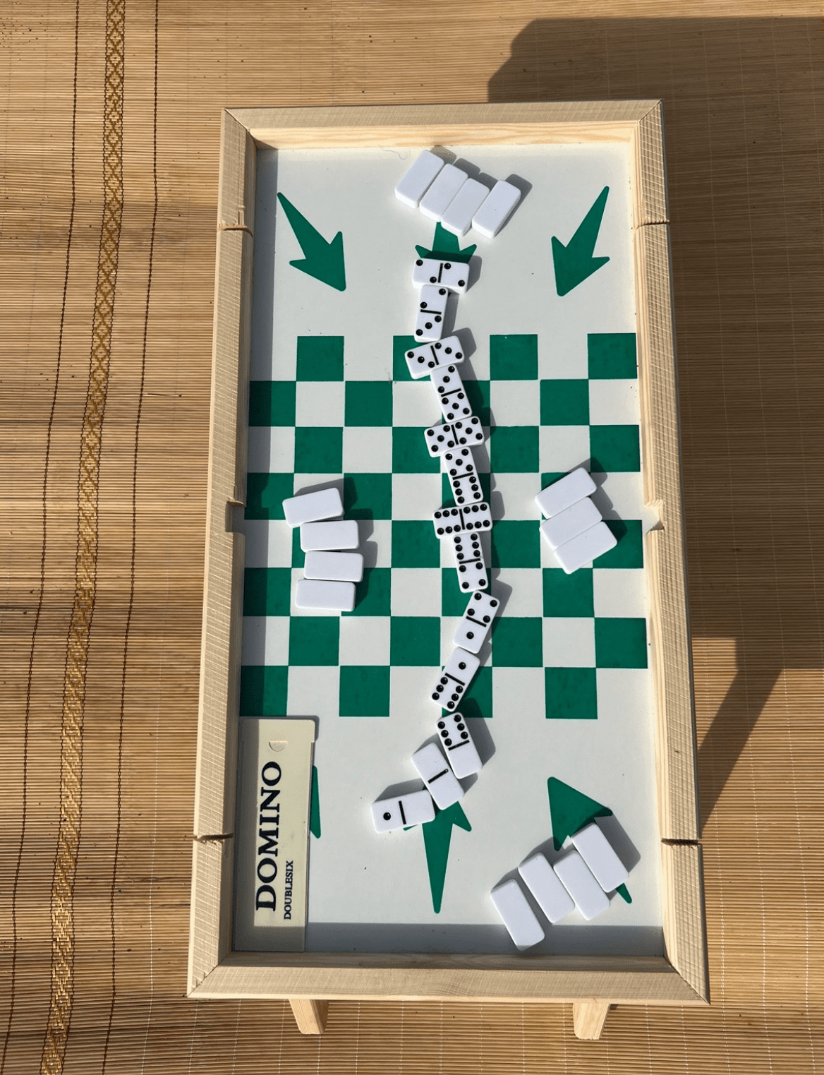 طاولة محمولة قابلة للطي تضم لعبتي sling puck و الدامة طاولة محمولة قابلة للطي تضم لعبتي sling puck و الدامة