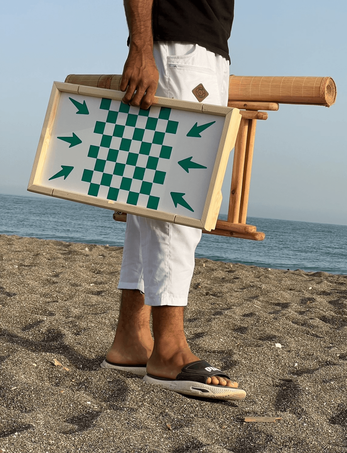 طاولة محمولة قابلة للطي تضم لعبتي sling puck و الدامة طاولة محمولة قابلة للطي تضم لعبتي sling puck و الدامة